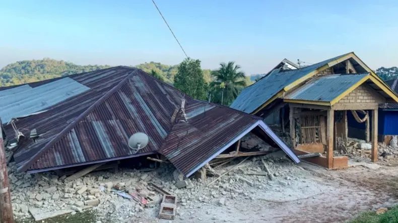 Terremoto devastador en Indonesia: ya son al menos 47 los muertos y continúan buscando sobrevivientes