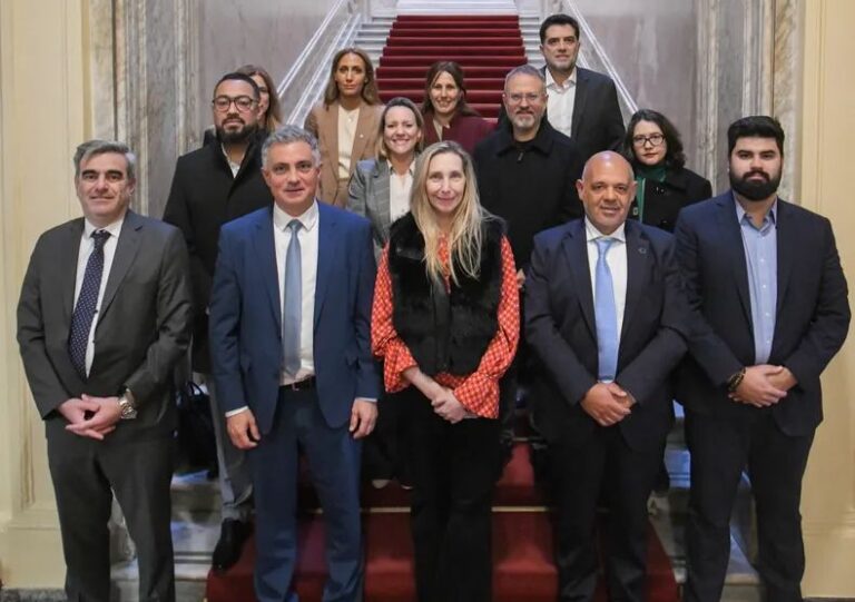 El Gobierno reúne a su mesa política y prepara una nueva estrategia para el Congreso