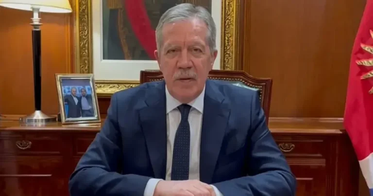 Santiago anuncia $2,4 millones para estatales; Zdero, dos refuerzos de $100.000: la diferencia es de 12 veces