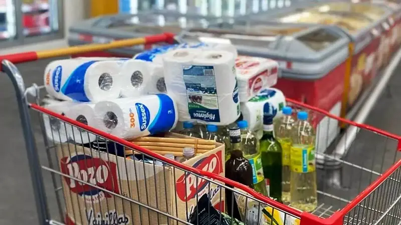 El consumo volvió a caer en agosto: las ventas minoristas bajaron 2,7% y alimentos estuvo entre los rubros más golpeados