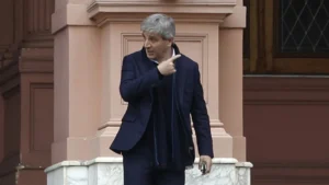 Caputo declaró que mantiene el 95% de sus ahorros en el exterior y reavivó el debate sobre la confianza en la economía argentina