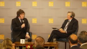 Milei enfrentó fuertes preguntas de Bloomberg por la economía, el cepo, China y Malvinas