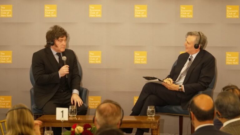 Milei enfrentó fuertes preguntas de Bloomberg por la economía, el cepo, China y Malvinas