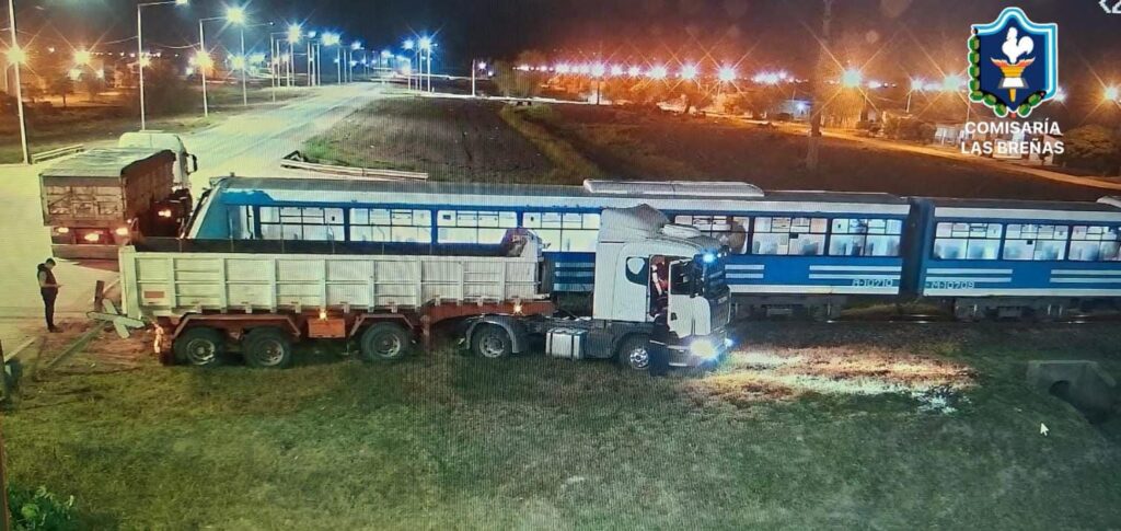 Las Breñas: un camión chocó con un tren de pasajeros en un cruce y no hubo heridos