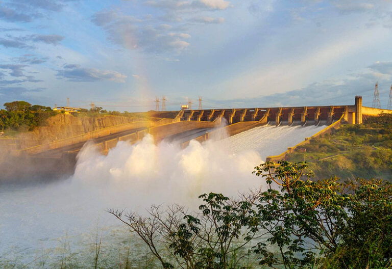 Itaipú abrió su vertedero y liberó hasta 3.800 m³/s: qué impacto puede tener sobre el río Paraná en el NEA