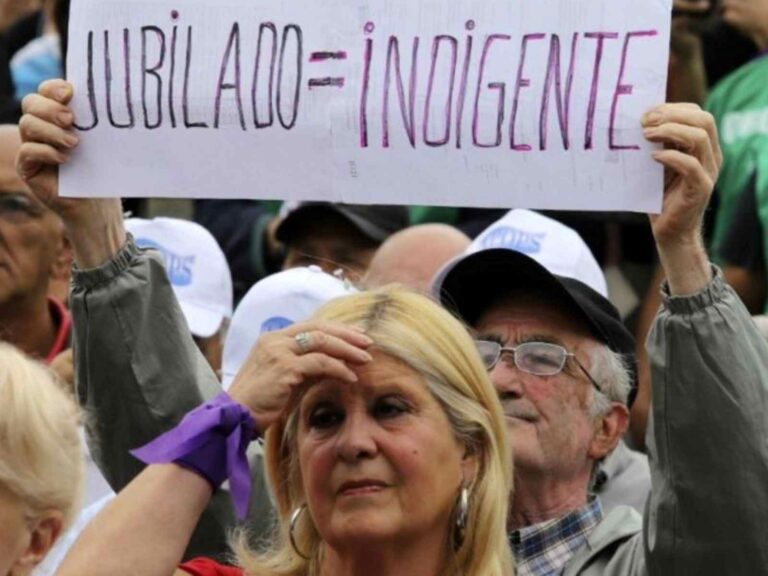 JUBILADOS: LA MÍNIMA AUMENTA APENAS $7.115 EN OCTUBRE Y EL BONO SIGUE CONGELADO EN $70 MIL