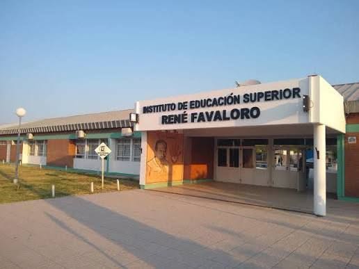 Zdero bajo cuestionamiento en Castelli: docentes del Favaloro denuncian cierre de carreras y riesgo para sus horas
